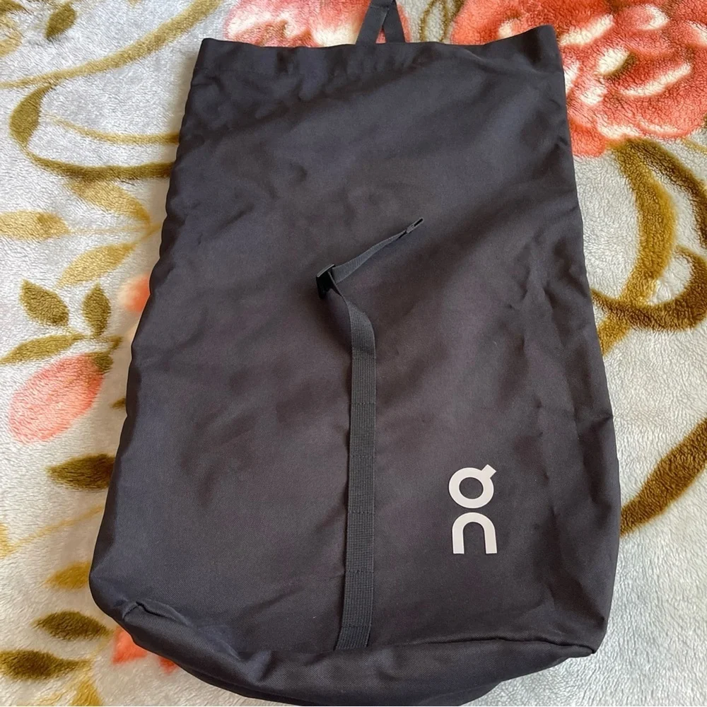 On Running Charcoal Roll-Top Backpack dark black